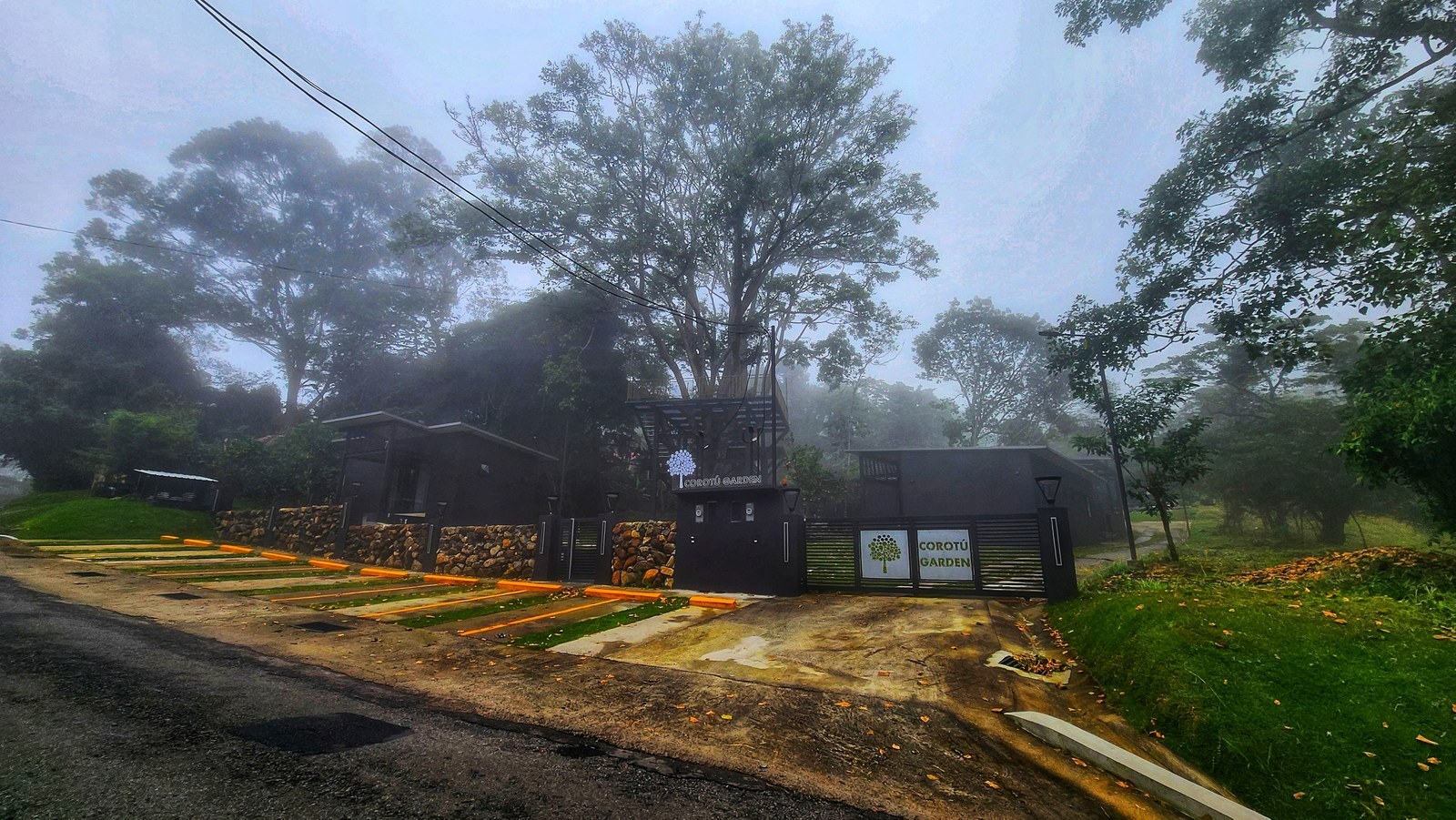 Welcoming private wooden cabin entrance at Corotú Garden in Volcancito Boquete