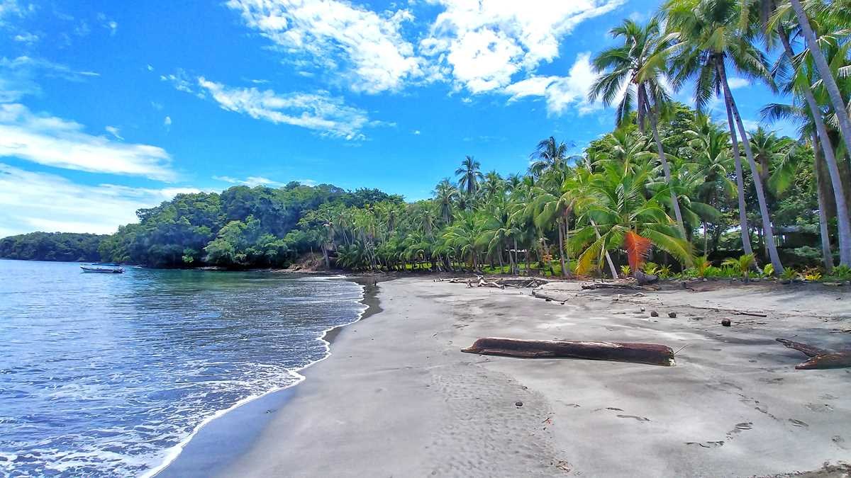 White sand beaches and crystal lagoons of Isla Gamez and Isla Paridas in the Gulf of Chiriqui